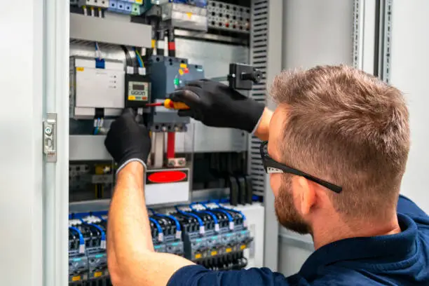 Équipement d'automatisation industrielle et de commande de moteurs